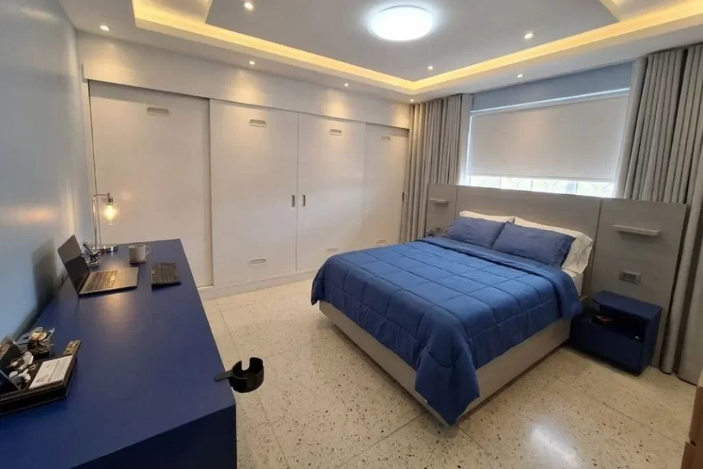 Habitación remodelada en La California Caracas, Venezuela, con closet empotrado y cielo raso iluminado