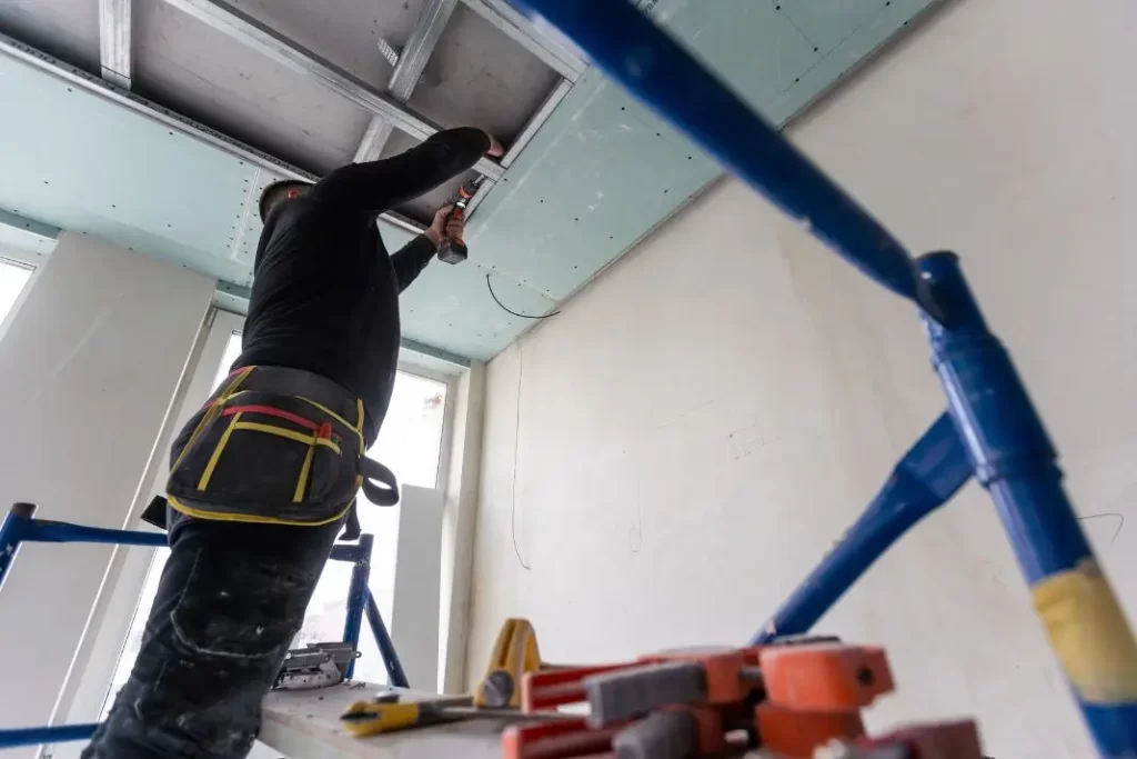 Instalación de cielo raso en drywall para remodelación de oficina en Caracas, con estructura metálica y personal técnico especializado. Proyecto ejecutado por Remodelaciones Caracas.